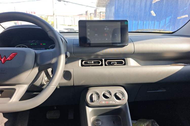 Used Wuling Hongguang New Energy 2025 Extended-Range Hybrid 50 km Standard Version
