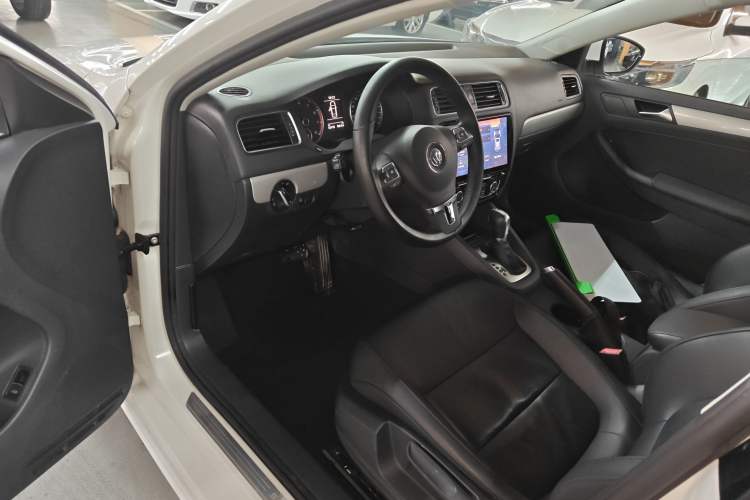 Used Volkswagen Sagitar 2014 Revised Version 1.4TSI Automatic Luxury Edition
