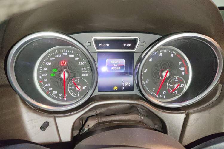 Used Mercedes-Benz GLE 2015 GLE 400 4MATIC Odometer Close Up