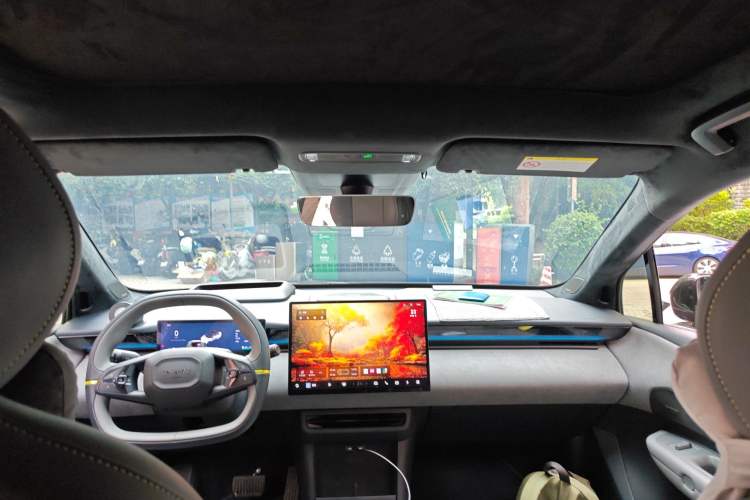 Used Lynk & Co Z20 2025 530 km Range Rear-Drive Max "Chasing the Sun" Edition