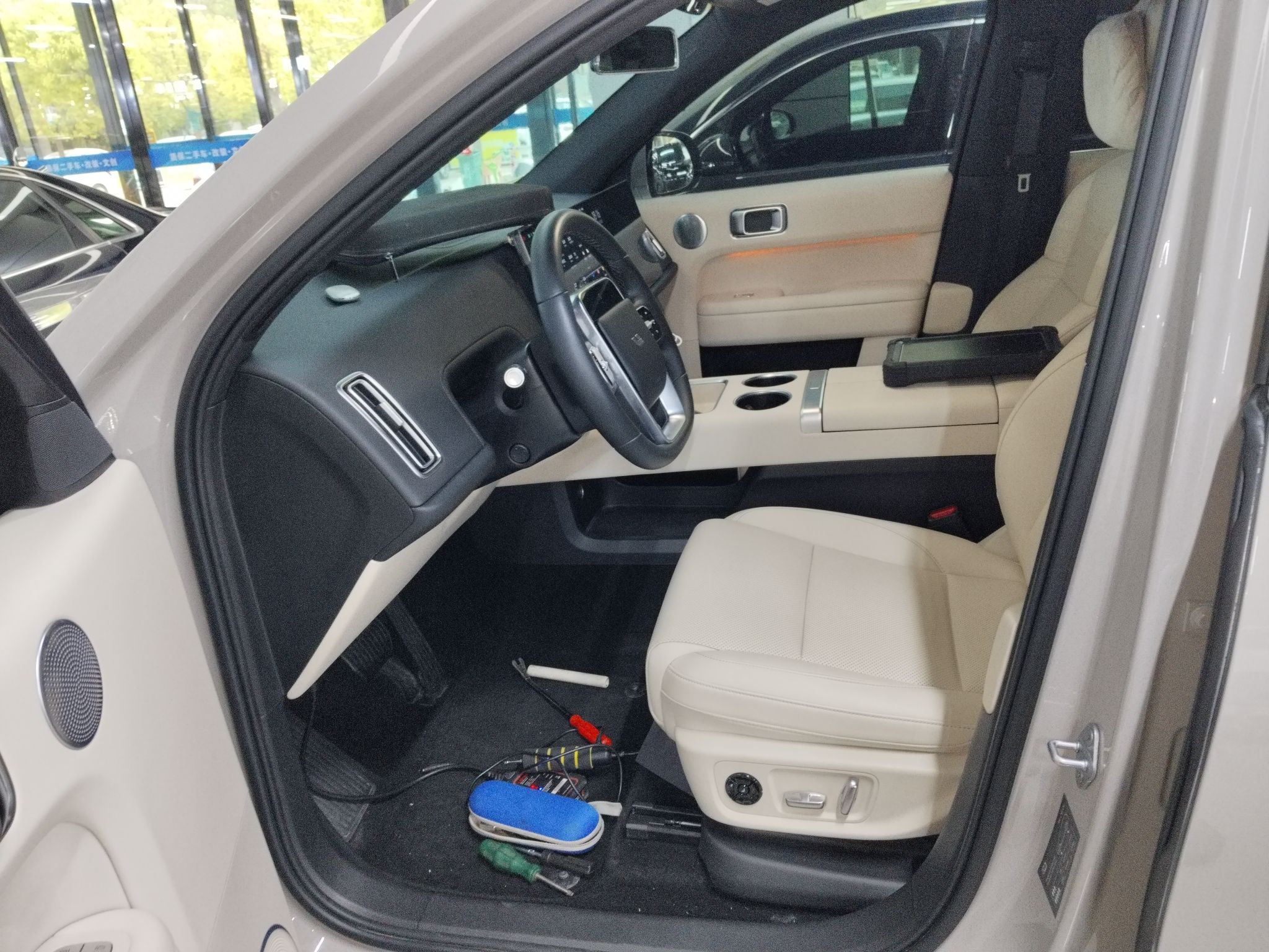 المقاعد الأمامية داخل السيارة