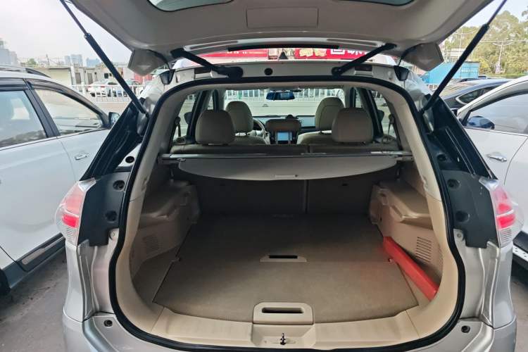 Used Nissan X-Trail 2014 2.5L CVT Leading Edition 4WD
