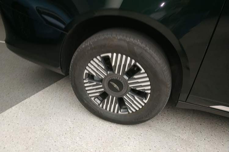 Used Geely Galaxy LEVC L380 2024 140-Degree 6-Seater All-Wheel-Drive Ultra
