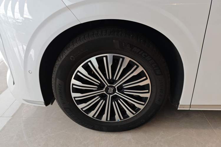 Used BYD Xia 2025 DM-i 1.5T 180km Excellence Model Left Front Wheel Hub