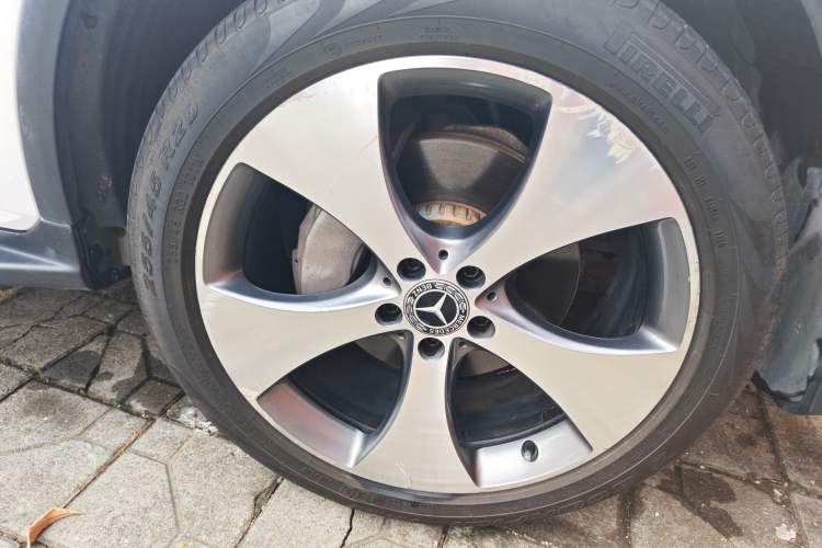 Used Mercedes-Benz GLC 2017 GLC 300 4MATIC Luxury Model Right Front Wheel Hub