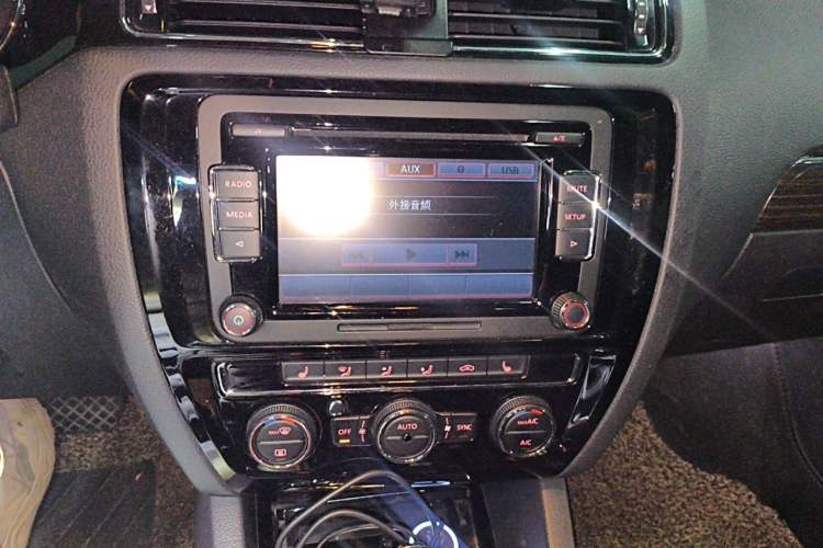 Used Volkswagen Sagitar 2015 230TSI Automatic Luxury Model Audio And AC Panel