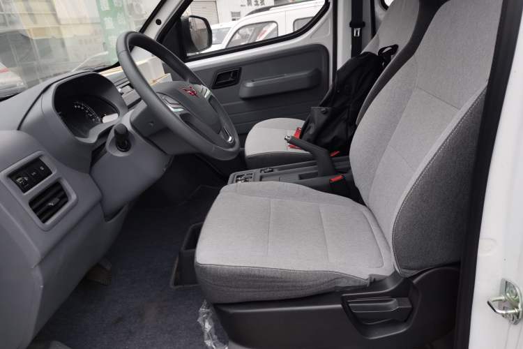 Used Wuling Yangguang 2024 300km Comfort-Grade Passenger Van 60kW Left Front Seat