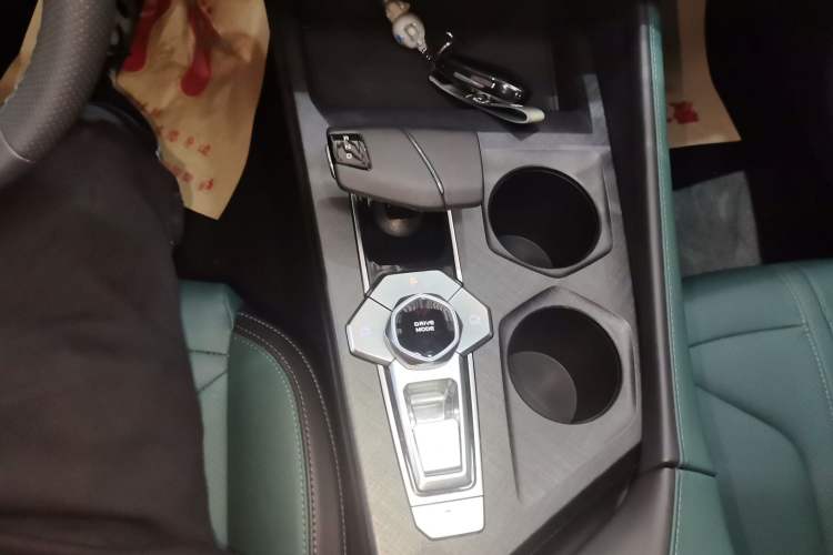 Used Changan UNI-V iDD 2024 Blue Whale Smart Electric iDD 136km ZhiKu Model
