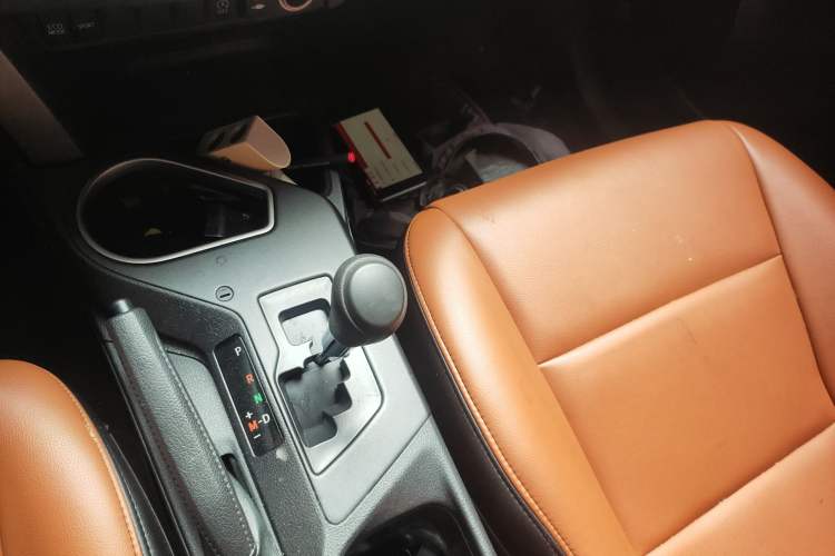 Used Toyota RAV4 2019 2.0L CVT Two-Wheel Drive Luxury Version China VI Standard Gear Lever