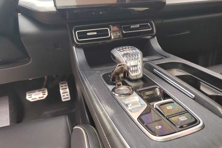 Used GAC Trumpchi GS8 2022 Linghang Series 2.0 TGDI Two-Wheel-Drive Luxury Smart Connectivity Version (7 Seats) Gear Lever