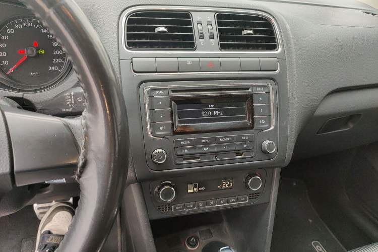 Used Volkswagen Polo 2012 1.6L Cross Polo Automatic Transmission Audio And AC Panel