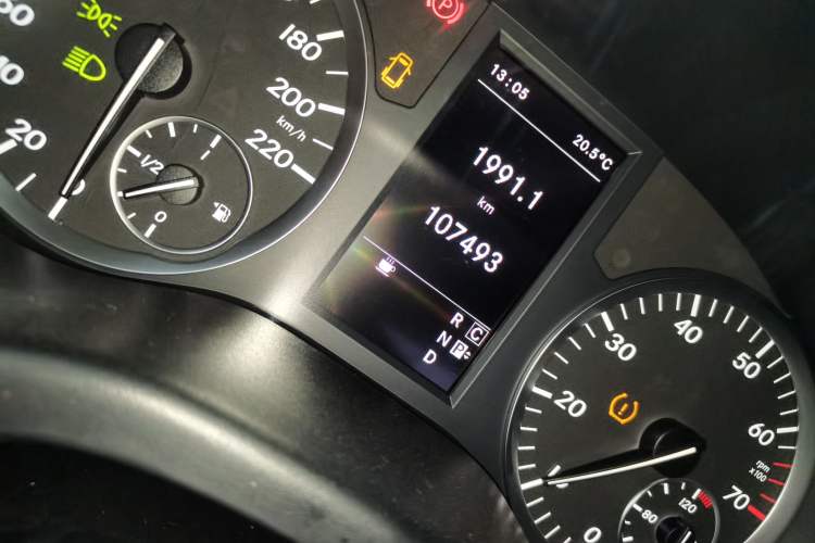 Used Mercedes-Benz Vito 2018 2.0T Business Version China V Emission Standard Odometer Close Up