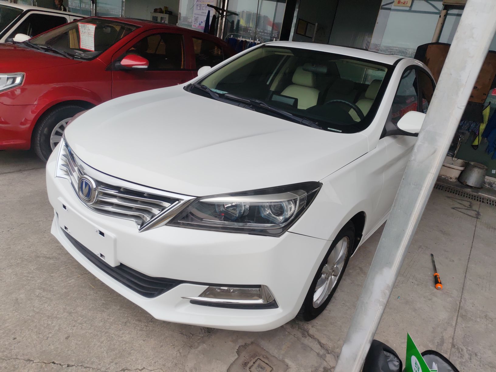 تحت مقدمة السيارة