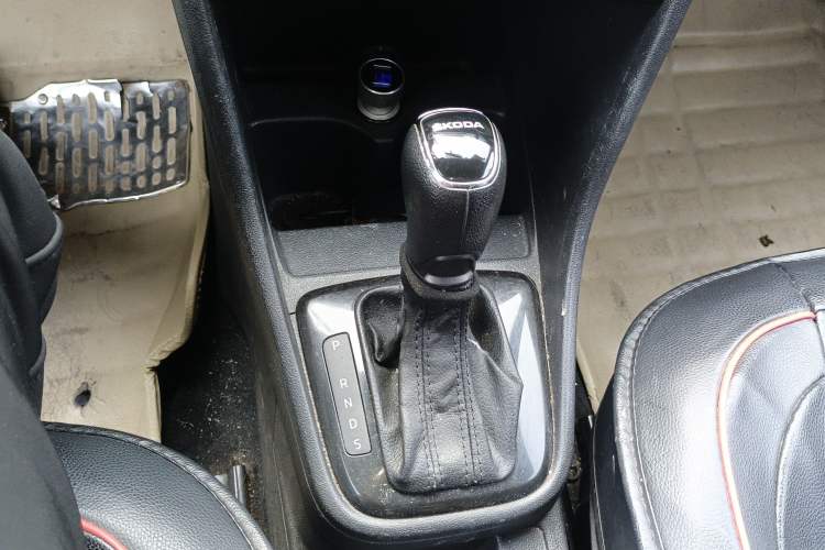 Used Skoda Rapid Spaceback 2014 1.6L Automatic Enjoyment Edition Gear Lever