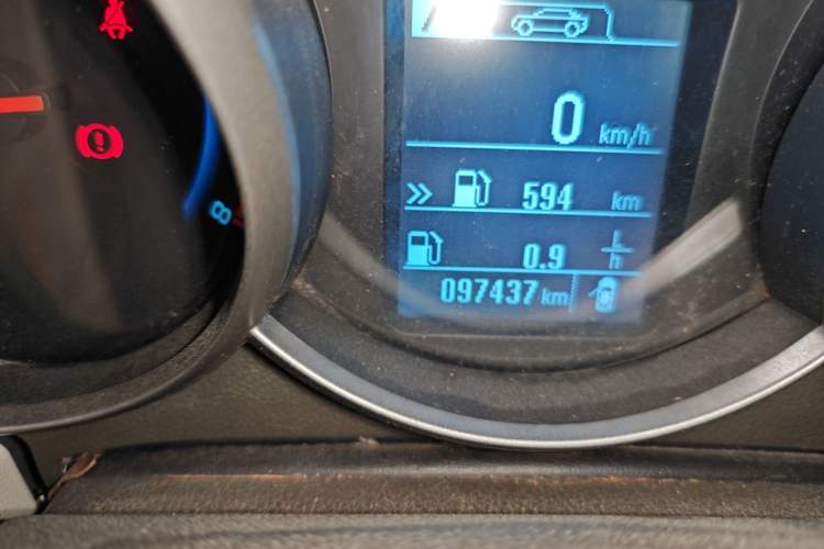 Used Chevrolet Cruze 2015 1.5L Classic SL MT Odometer Close Up