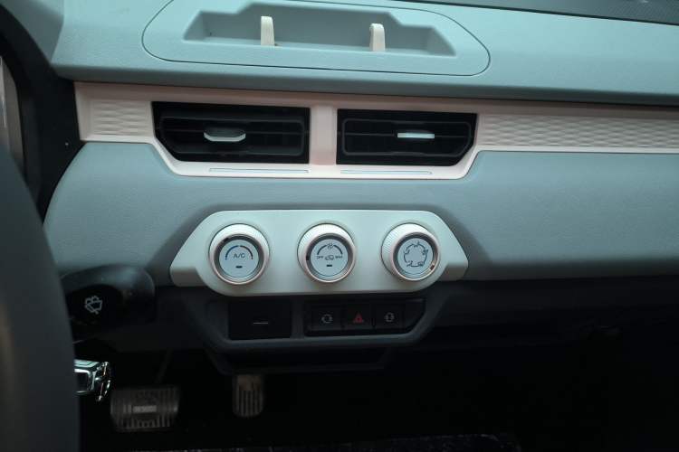 Used Chery QQ Ice Cream 2022 120km Conical Shape Lithium Iron Phosphate Audio And AC Panel