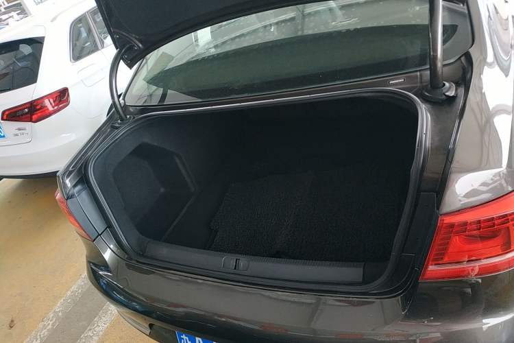 Used Volkswagen Magotan 2015 1.8TSI Luxury Model Trunk