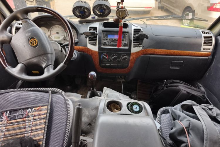 Used Golden Dragon Hiace 2010 2.0L Long-Wheelbase Gasoline Premium Version V20 Center Console