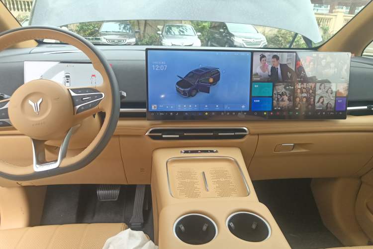 Used VOYAH Dream 2025 PHEV Four-Wheel Drive Excellence Kunpeng Edition
