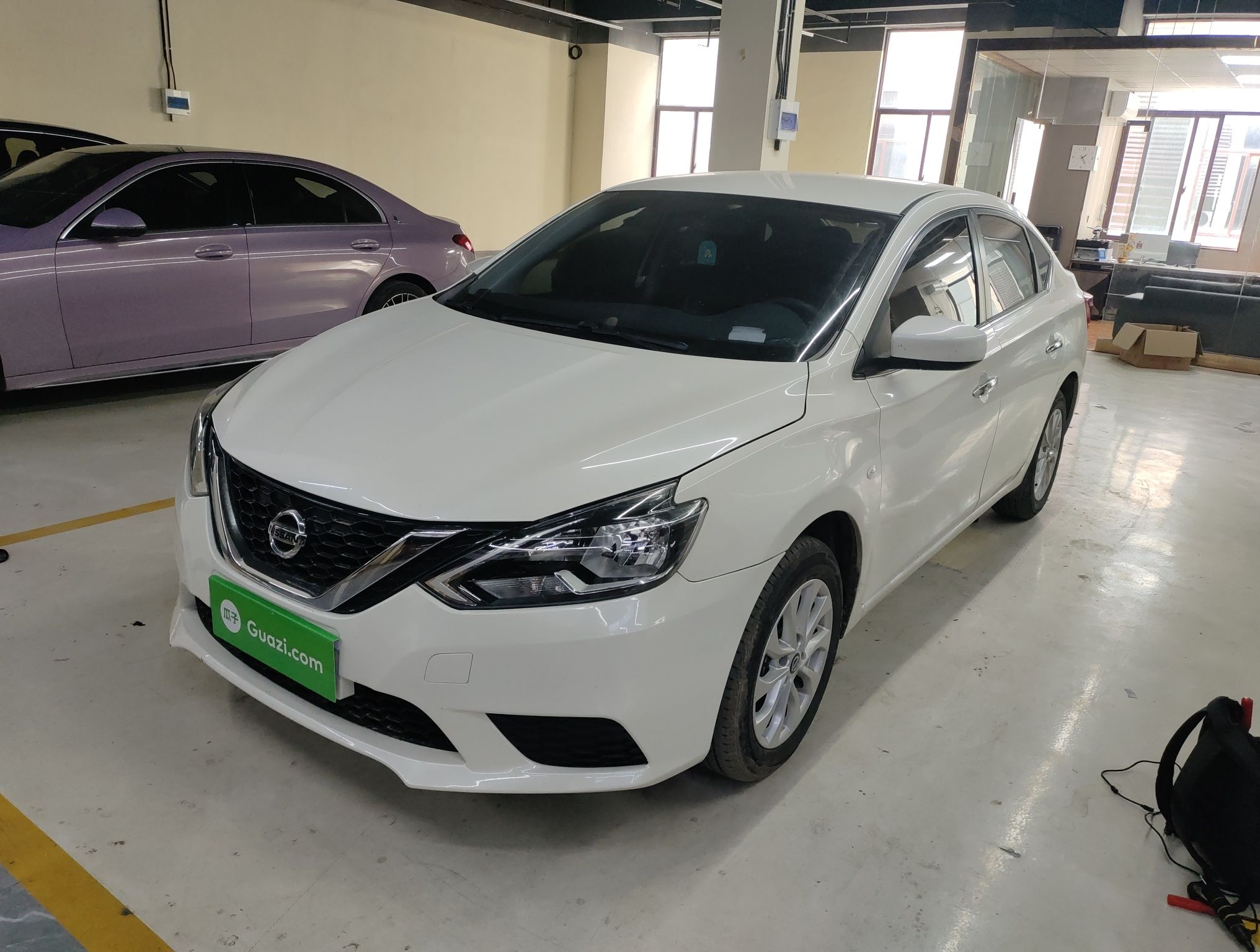 تحت مقدمة السيارة