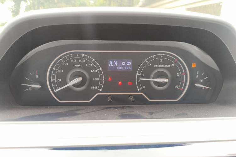 Used SAIC MAXUS Xintu V80 2021 2.0T AMT Classic Aoyuntong Short Wheelbase Ultra-Low Roof 5/6-Seater
