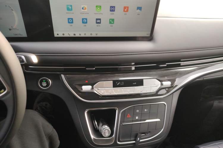 Used SAIC MAXUS G10 2025 MAX 2.0T Automatic Executive Edition Gasoline 7-Seater Audio And AC Panel