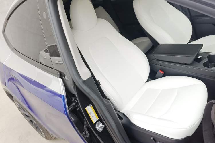 Used Tesla Model Y 2024 Long-Range All-Wheel-Drive Version Right Front Seat