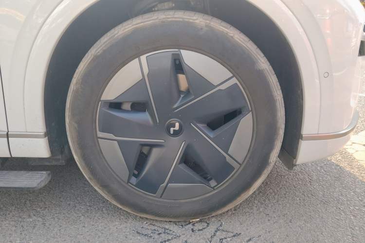 Used ONVO Luxeed L90 2025 Model—Max Six-Seater Version Right Front Wheel Hub