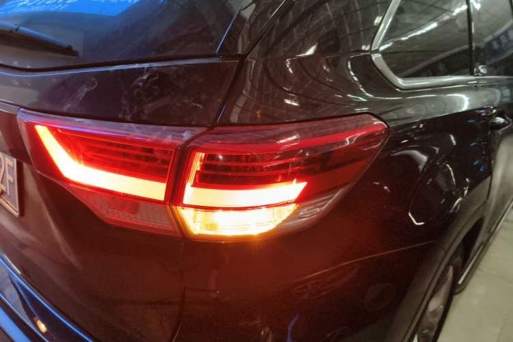 Used Toyota Highlander 2018 2.0T Four-Wheel Drive Luxury Version 7 Seats China VI Standard Exterior 3