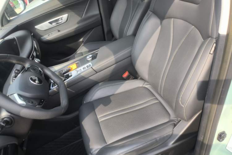 Used Dongfeng Aeolus Huge 2022 Mach Dual-Motor 1.5T MHD Dare-to-Dream Edition
