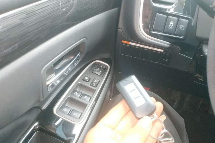 Used Mitsubishi Outlander 2019 2.4L 4x4 Zhi Xiang Edition 5 Seats China V Emission Standard