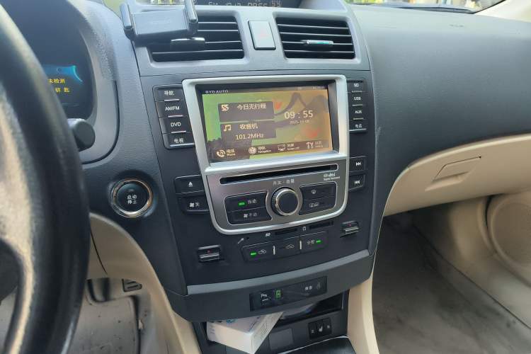 Used BYD G6 2013 2.0L Manual Luxury Version
