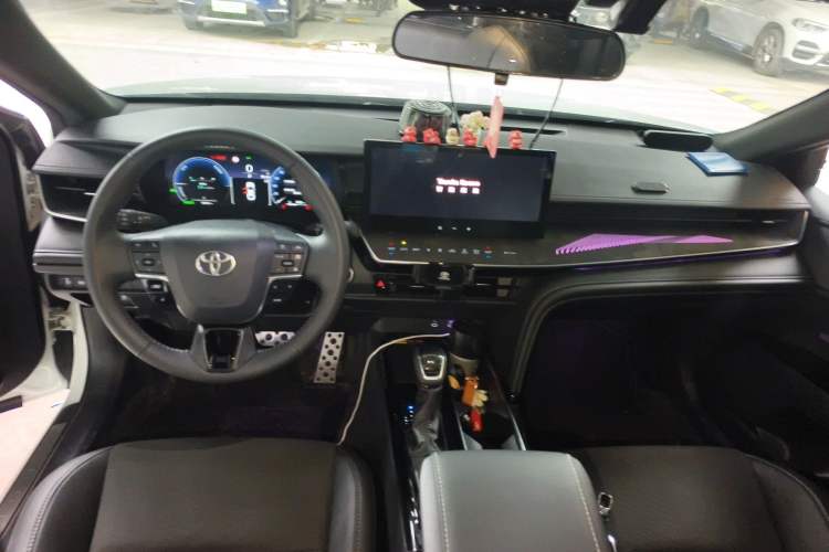 Used Toyota Camry 2026 Model Dual-Engine 2.0HXS Sport Plus Edition Center Console