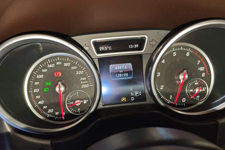 Used Mercedes-Benz GLE-Class 2015 GLE 400 4MATIC Odometer Close Up