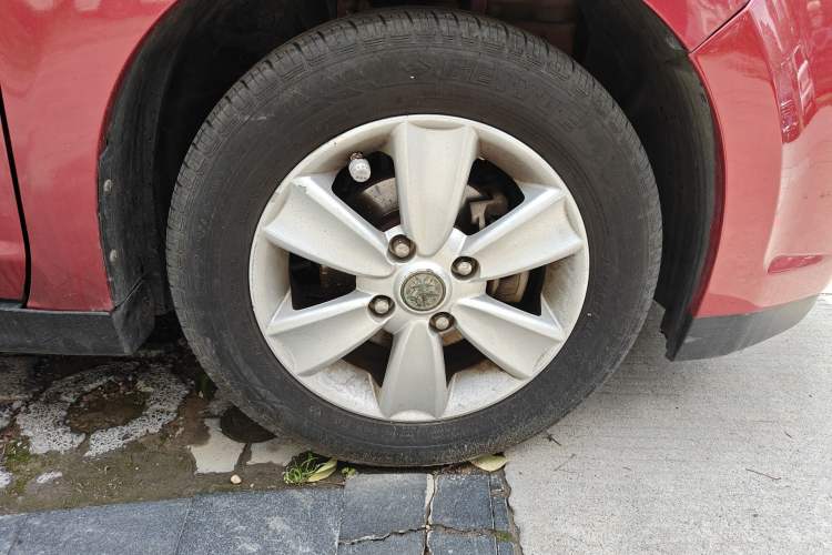 Used Venucia R50 2012 1.6L Automatic Comfort Edition Right Front Wheel Hub