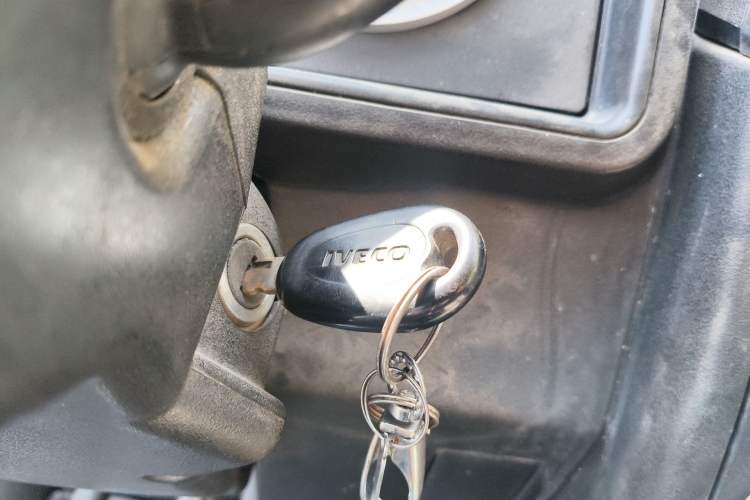 Used Iveco Daily 2020 2.5T A35 Passenger Van with Dual Tires Low Roof 5-9 Seats China V Emission Standard Vehicle Key