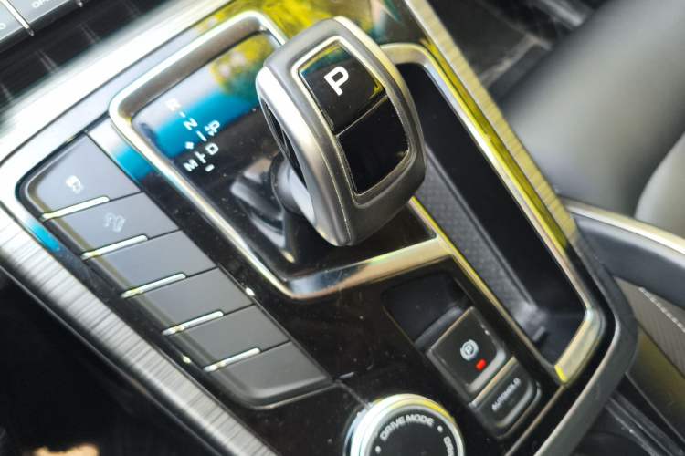 Used Geely Auto Emgrand X7 Sport 2020 1.5TD Automatic Smart Connect PRO Gear Lever