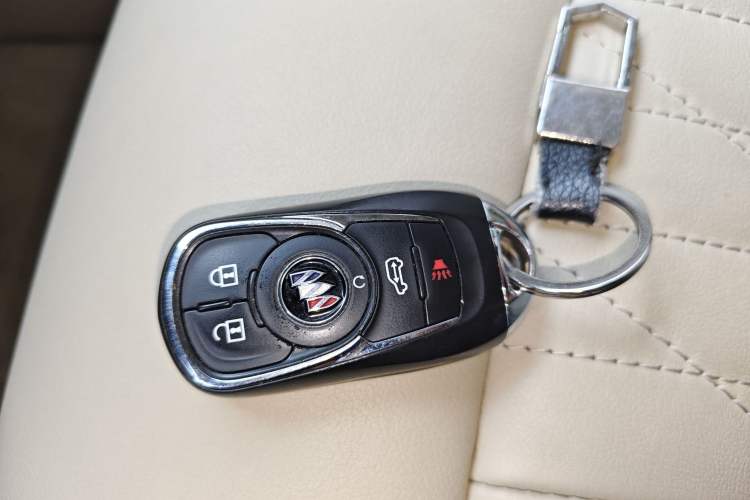Used Buick GL8 2023 Facelifted Land Cruiser Executive Luxury Version Vehicle Key