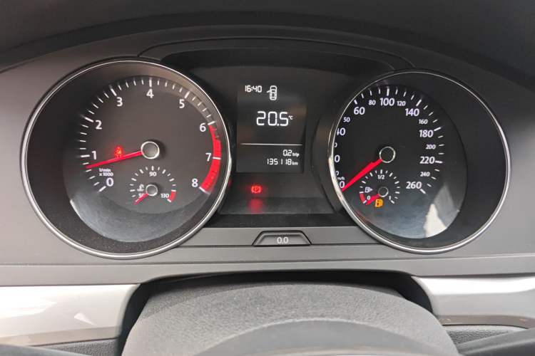 Used Volkswagen Lamando 2015 230TSI Manual Trend Edition Odometer Close Up