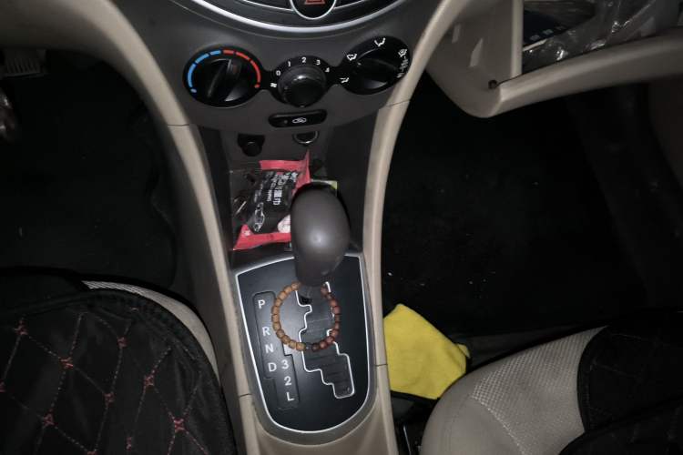 Used Hyundai Verna (older generation) 2010 Sedan 1.4L Automatic Fashionable GT Model Gear Lever