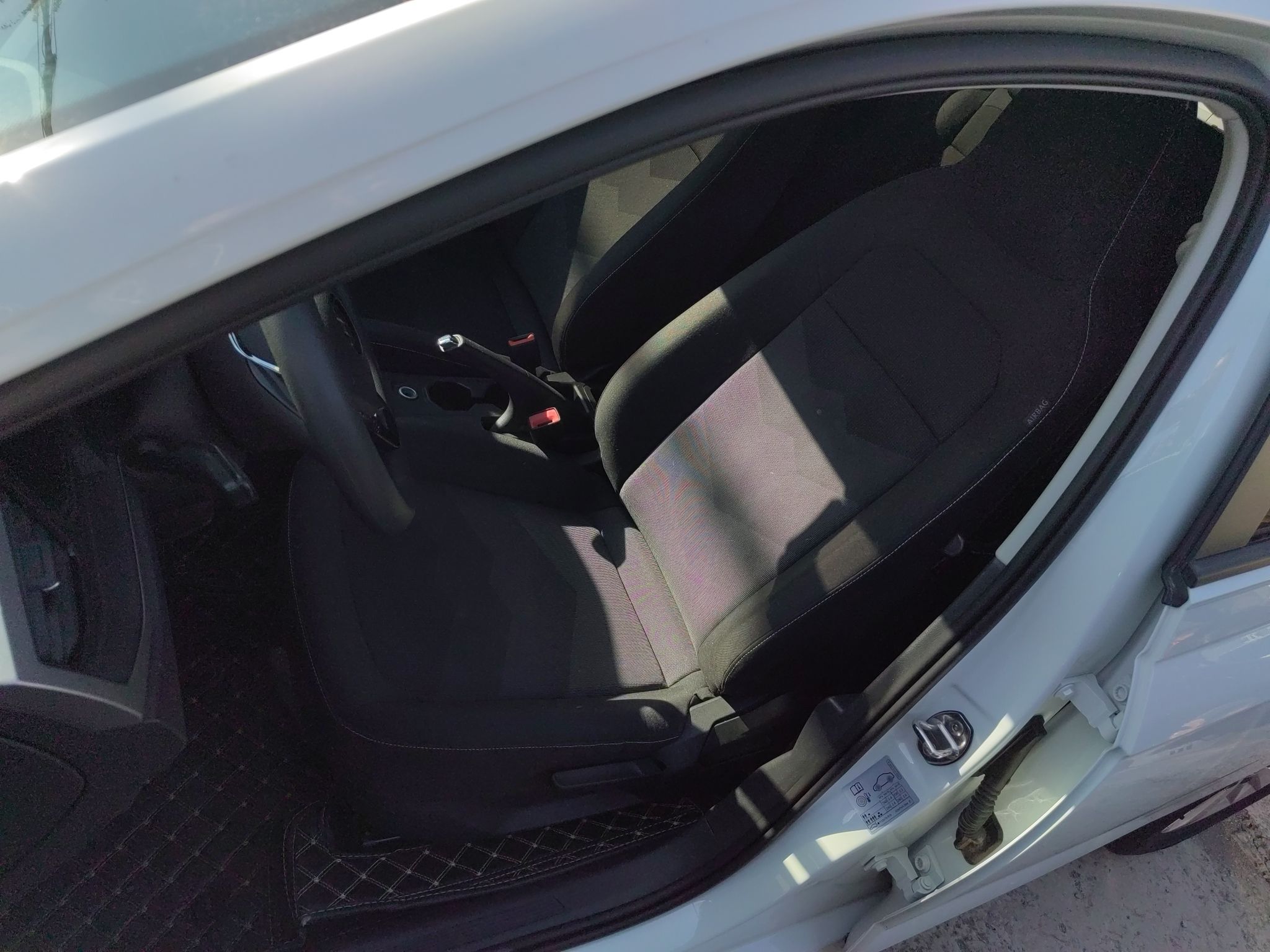 Переднее сиденье в автомобиле