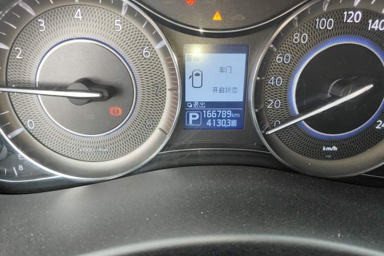 Used Infiniti QX80 2016 5.6L 4WD Odometer Close Up