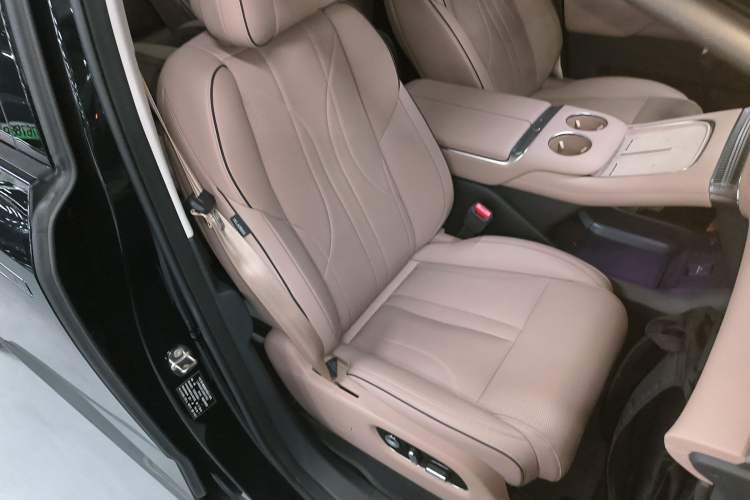 Used XPeng X9 2025 740 Ultra-Long Range Max Right Front Seat