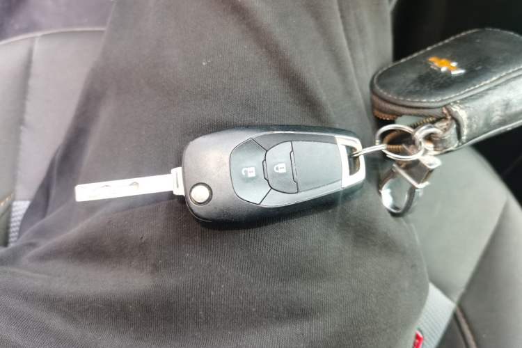 Used Chevrolet Cruze 2017 1.5L Hatchback Automatic Pioneer Sunroof Edition Vehicle Key