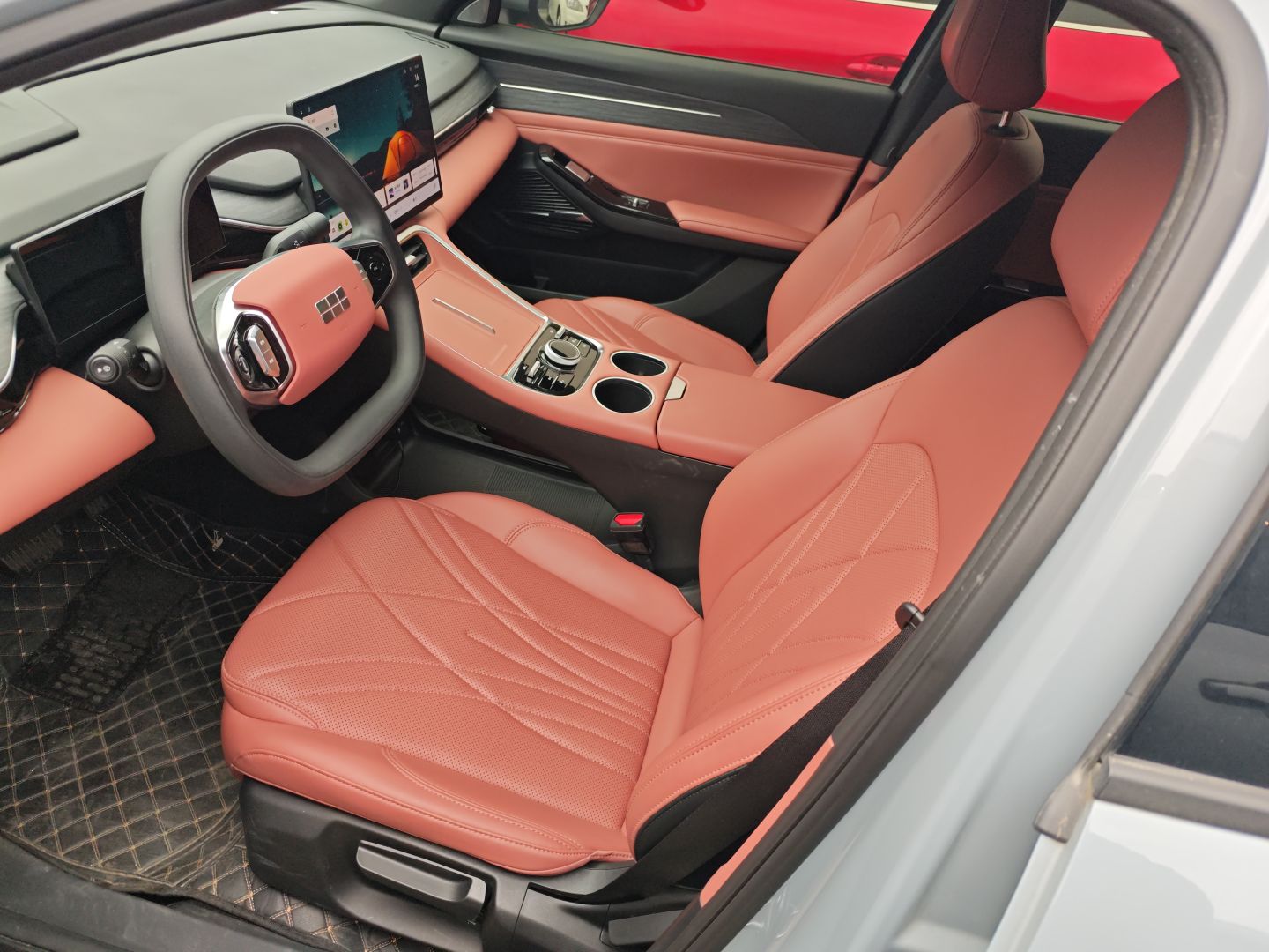 المقاعد الأمامية داخل السيارة