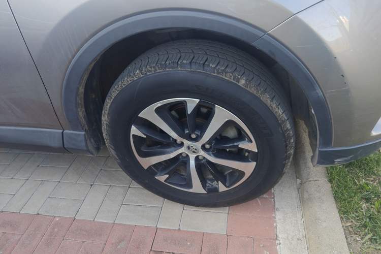 Used Toyota RAV4 2016 2.0L CVT Two-Wheel Drive Fashion Edition China V Standard Right Front Wheel Hub