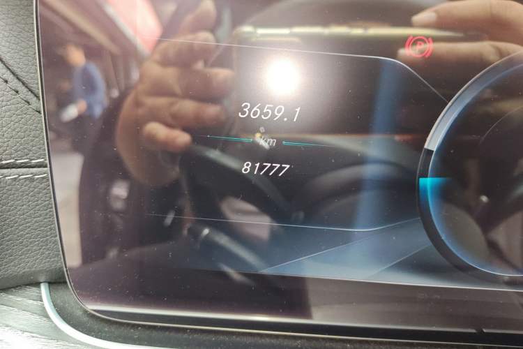 Used Mercedes-Benz E-Class 2016 E 200 L Sport Edition Odometer Close Up