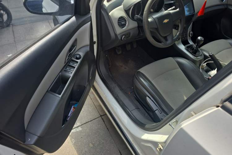 Used Chevrolet Cruze 2013 1.6L SL MT Driver Seat