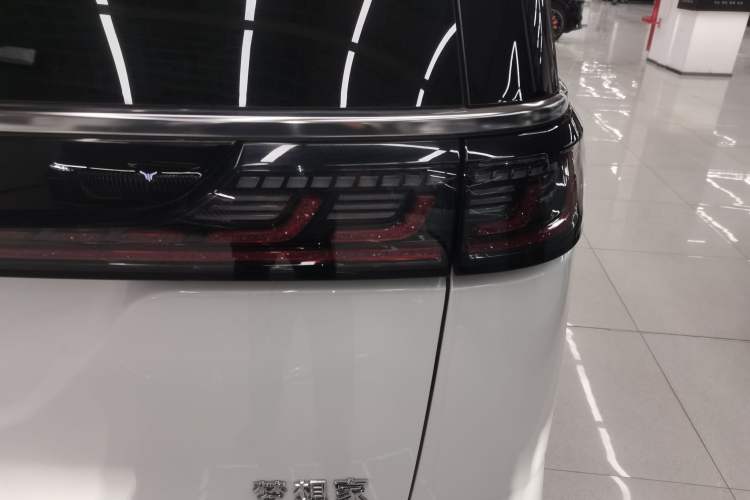 Used VOYAH Dream 2025 EV Four-Wheel Drive Flagship Kunpeng Edition