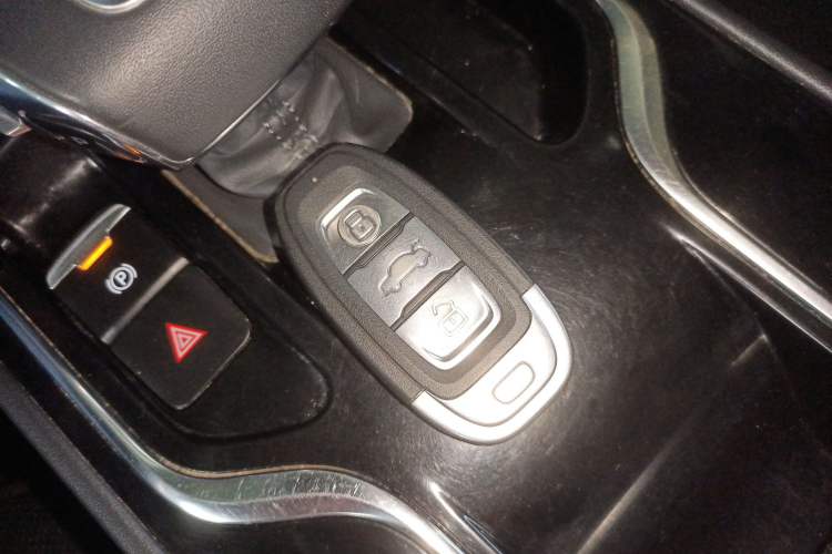 Used Hongqi E-QM5 2023 Base Travel Edition
